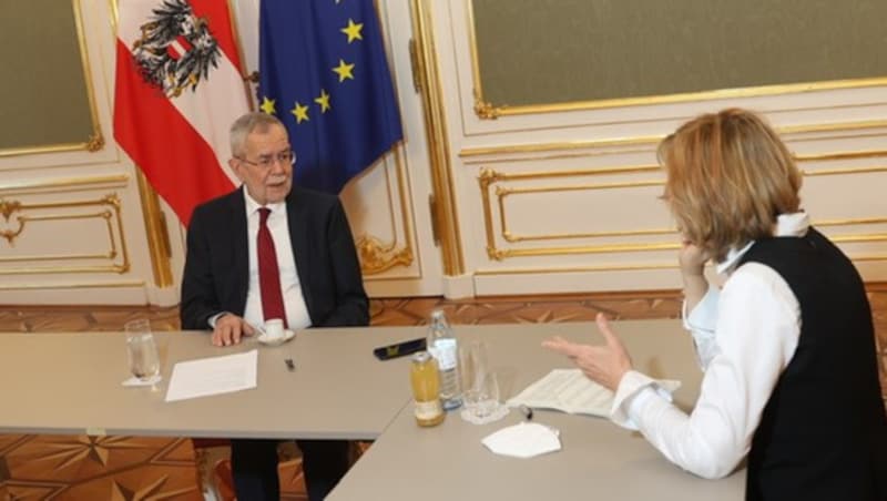 Bundespräsident Alexander Van der Bellen im Gespräch mit Conny Bischofberger (Bild: Peter Tomschi)