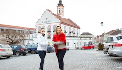 Ex-Bürgermeisterin Eunike Grahofer (re.) übernimmt für Gabi R. die Rückzahlung der Ausbildungskosten an die Stadt. (Bild: Klaus Schindler)