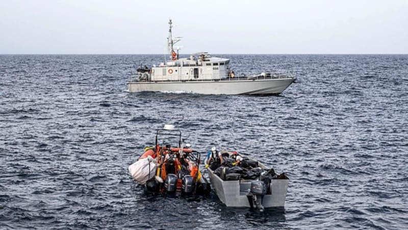 Gerettete Migranten im Mittelmeer (Bild: APA/AFP/MSF/Virginie NGUYEN HOANG)