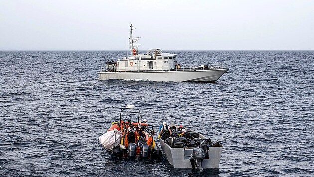 Gerettete Migranten im Mittelmeer (Bild: APA/AFP/MSF/Virginie NGUYEN HOANG)