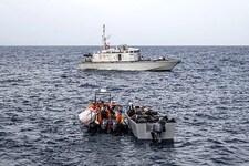 Gerettete Migranten im Mittelmeer (Bild: APA/AFP/MSF/Virginie NGUYEN HOANG)