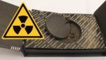 Im Online-Handel bieten Geschäftemacher Artikel wie dieses Anti-5G-Amulett an. Die Strahlenschutzbehörde ANVS stellte fest, dass manche davon radioaktiv sind. (Bild: Krone KREATIV; Stock.adobe.com, autoriteitnvs.nl)