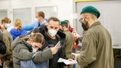 Fünf Mann des Bundesheeres kontrollierten am Samstag die Nachweise aller ankommenden Passagiere am Salzburg Airport. (Bild: Tschepp Markus)