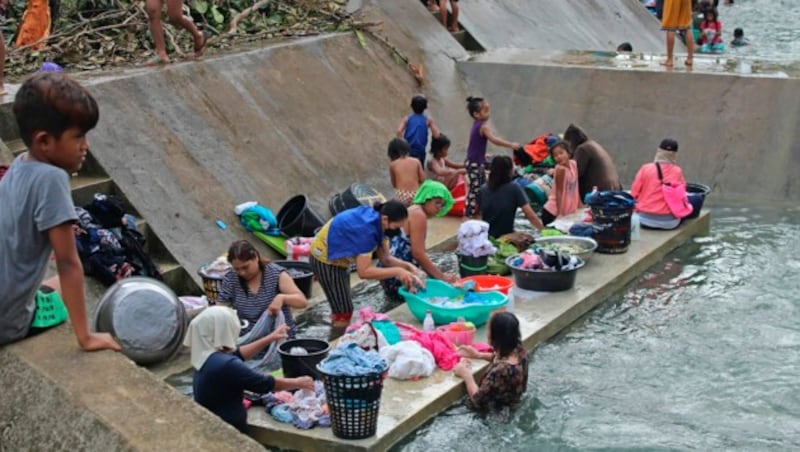 Auf diesem Foto waschen die vom Taifun Rai betroffenen Bewohner in der Provinz Surigao del Norte ihre Kleidung. (Bild: ASSOCIATED PRESS)