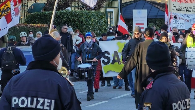 Mit Pauken und Parolen zogen die Demonstranten durch den Stadtteil Nonntal (Bild: Markus Tschepp)