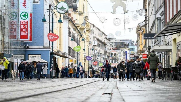 In der Linzer Innenstadt war Sonntagmittag weder bei einer Corona–Demonstration, noch beim Shopping in der Landstraße wenig los. Generell hatten sich die Händler vom offenen Sonntag viel mehr erhofft. (Bild: Alexander Schwarzl)