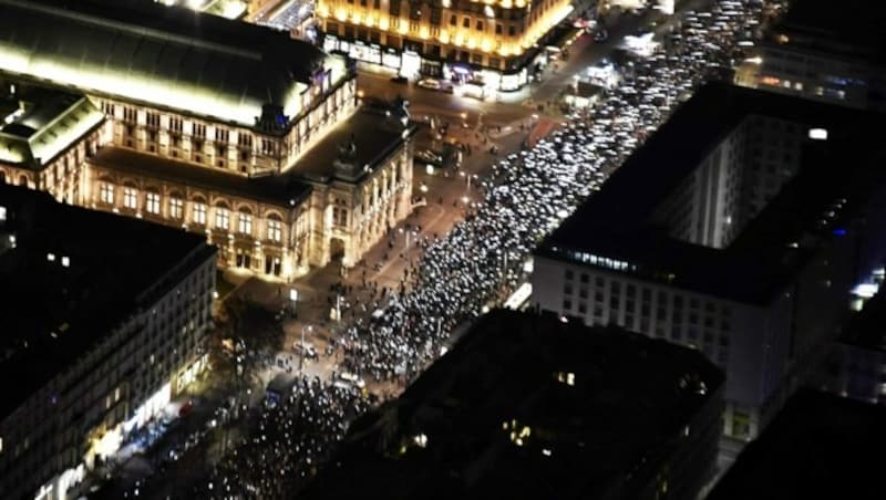 Eine wesentlich leisere Kundgebung als die Proteste gegen die Corona-Maßnahmen war das Lichtermeer auf der Wiener Ringstraße. (Bild: APA/HANS PUNZ/APA-POOL)