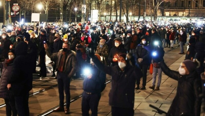 Keine Ansprachen, keine Pfiffe oder Sprechchöre, lediglich ein beeindruckendes Lichtermeer (Bild: APA/FLORIAN WIESER)