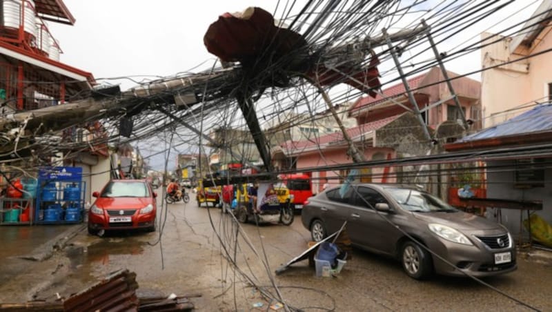 Der Wirbelsturm legte die Stromversorgung in der Stadt Surigao lahm. (Bild: AP)