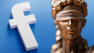 Auch Social Media sind kein rechtsleerer Raum. Wer Postings kommentiert oder weiterleitet, muss damit rechnen, auch vor Justitia darüber Rechenschaft ablegen zu müssen. Und das kann teuer werden.  (Bild: stock.adobe.com, Krone KREATIV)