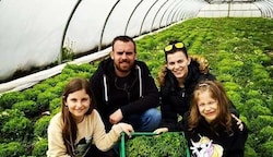 Delina, Markus, Fanni und Kamilla freuen sich auf viele Käufer, die Gutes tun wollen und ein Gemüsesackerl kaufen. (Bild: Gemuch GmbH)