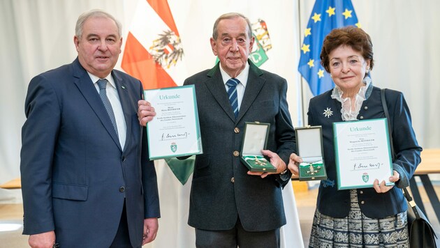 LH Hermann Schützenhöfer überreichte an Heinz und Margarethe Reitbauer das Große Goldene Ehrenzeichen des Landes Steiermark. (Bild: Land Steiermark/Binder)