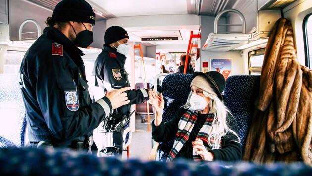 Salzburgs Polizei kontrolliert gemeinsam mit ÖBB und SVV in Bus und Bahn. (Bild: Tröster Andreas)