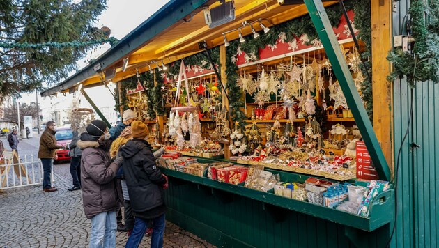 Auch am Salzburger Mirabell-Adventmarkt gegenüber der Kirche St. Andrä schenken die Standler bis Heiligabend noch Punsch und Glühwein aus und freuen sich über Besucher. (Bild: Tschepp Markus)