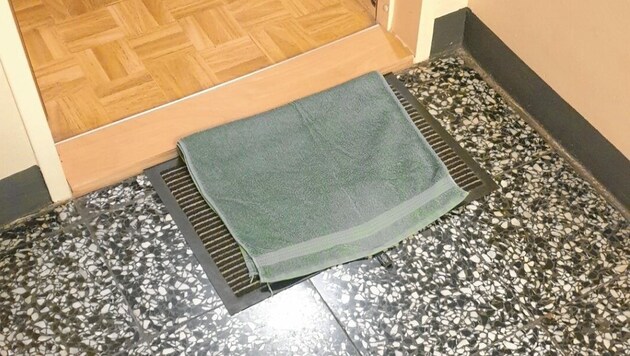 Ein nasses Handtuch auf der Fußmatte wurde entfernt. (Bild: FPÖ)
