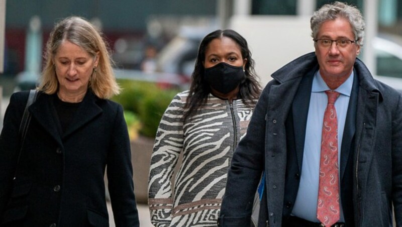 Laura A. Menninger (links) und Jeffrey S. Pagliuca (rechts) vertreten Ghislaine Maxwell vor Gericht. (Bild: APA/Getty Images via AFP/GETTY IMAGES/David Dee Delgado)