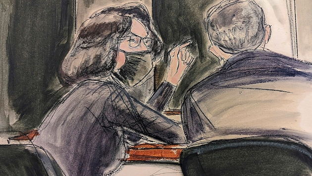 Diese Gerichtszeichnung zeigt Ghislaine Maxwell im Gespräch mit ihrem Anwalt. (Bild: AP)