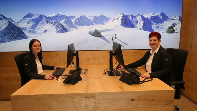 Die Mitarbeiterinnen Magdalena Innerhofer (links) und Carina Erlsbacher freuen sich über den neuen Arbeitsplatz. (Bild: Martin Oberbichler)