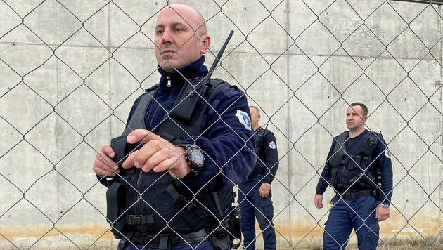Wärter im Gefängnis von Gjilan (Bild: AP)