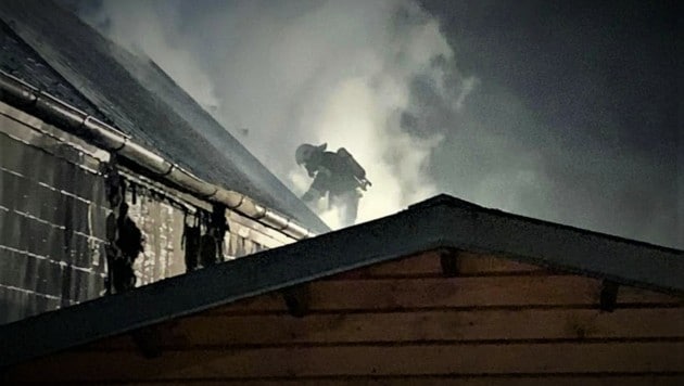 Aufgrund des starken Windes breitete sich das Feuer auf das Nachbarhaus aus. (Bild: Freiwillige Feuerwehr Neudörfl)