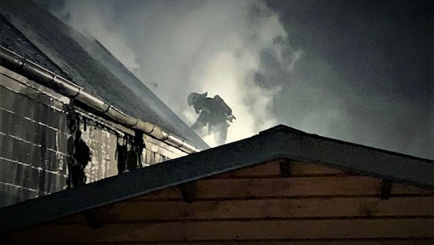 Aufgrund des starken Windes breitete sich das Feuer auf das Nachbarhaus aus. (Bild: Freiwillige Feuerwehr Neudörfl)