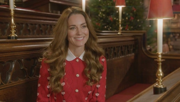 Herzogin Kate trägt in einem Video zu ihrem „Royal Carols - Together At Christmas“-Konzert in der Westminster Abbey einen weihnachtlichen Pullover von Miu Miu. (Bild: ROTA / Camera Press / picturedesk.com)