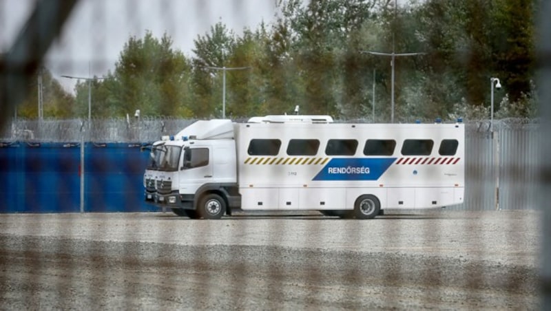 Polizeifahrzeuge im ehemaligen ungarischen Transitzentrum an der Grenze zu Serbien (Bild: AFP)