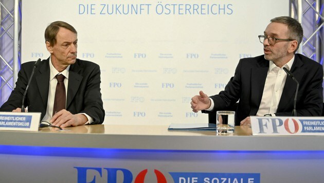 FPÖ-Chef Herbert Kickl tritt mit Andreas Sönnichsen auf – einem Medizinprofessor des AKH, der wegen impfkritischer Äußerungen seinen Chefstuhl geräumt hatte. (Bild: APA/Herbert Neubauer)