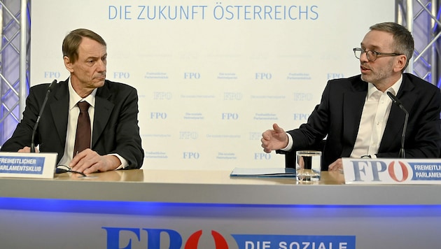 FPÖ-Chef Herbert Kickl tritt mit Andreas Sönnichsen auf – einem Medizinprofessor des AKH, der wegen impfkritischer Äußerungen seinen Chefstuhl geräumt hatte. (Bild: APA/Herbert Neubauer)