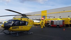 Der Helikopter landete direkt im Postverteilzentrum Inzersdorf. (Bild: ÖAMTC)