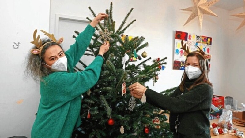 Hertha und Daniela putzen den Weihnachtsbaum auf. (Bild: Klemens Groh)