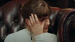 Emma Watson wischt sich im Trailer von „Harry Potter 20th Anniversary: Return to Hogwarts“ Tränen aus den Augenwinkeln. (Bild: HBO Max)
