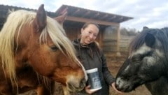 Der Obfrau des Vereins „Horsearound“ liegen ihre Tiere sehr am Herzen. (Bild: Stefanie Gruarin)