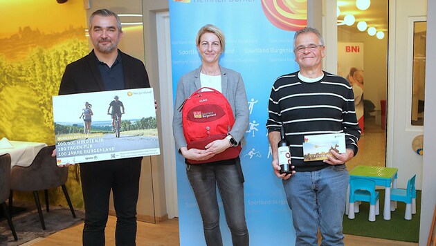 Sportlandesrat Dorner überreichte den Siegern Laschober und Oswald (v. li. n. re.) die Preise der Spusu Burgenland Challenge. (Bild: DANIEL FENZ)