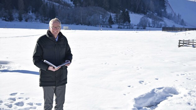 Bürgermeister Manfred Sampl erzählt: „Zehn der gesamt 22 Grundstücke wurden schon vergeben – an junge Lungauer Familien.“ (Bild: Holitzky Roland)