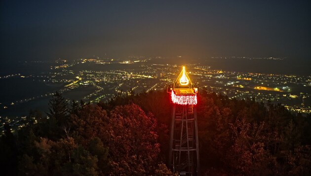 Die „Flamme“ auf dem Gfieder bei Ternitz ist in der Weihnachtszeit kilometerweit zu sehen. (Bild: ÖTK)
