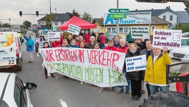 Bereits mehrmals haben die Schnellstraßen-Befürworter in St. Pölten Protestaktionen gesetzt – hier im Frühverkehr. (Bild: Werner Jaeger)