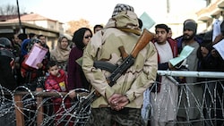 Ein Taliban-Kämpfer, der Wache steht (Bild: APA/AFP/Mohd RASFAN)