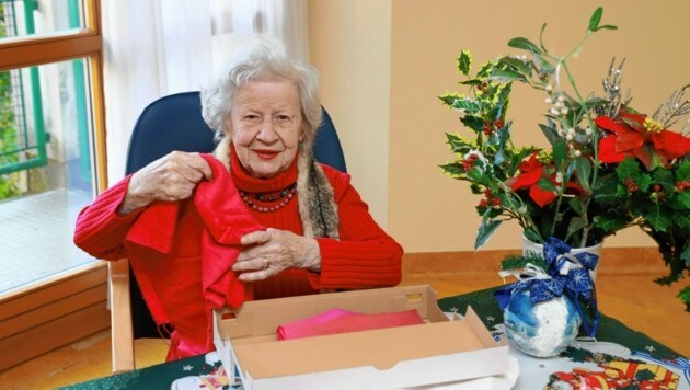 Frau K. (93), die in einem Pflegeheim in Wien lebt, freut sich über ihr Geschenk - ein Halstuch. (Bild: Zwefo)