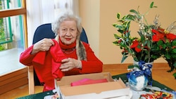 Frau K. (93), die in einem Pflegeheim in Wien lebt, freut sich über ihr Geschenk - ein Halstuch. (Bild: Zwefo)