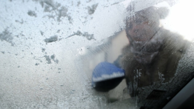 If you have to get to work in the early hours of the morning, you should plan more time for scraping ice over the next few days - it's going to be very frosty! (symbolic image) (Bild: dpa/Uwe Zucchi)