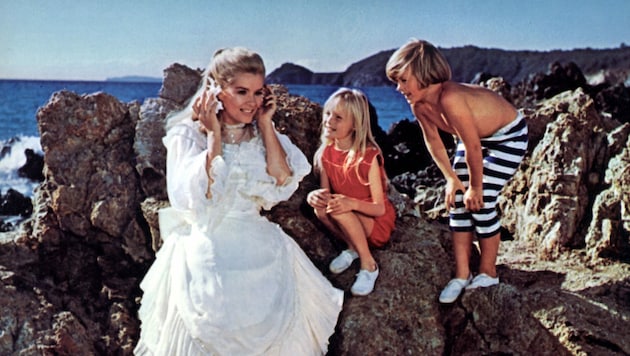 Szenenbild aus dem Film „Chitty Chitty Bang Bang“ aus dem Jahr 1968: Sally Ann Howes, Heather Ripley und Adrian Hall (Bild: WARFIELD / Mary Evans / picturedesk.com)