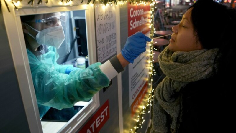 Corona-Teststation am Ku‘damm in Berlin (Bild: AP/Michael Sohn)