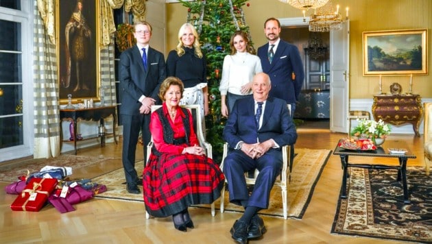 König Harald und Königin Sonja mit Kronprinz Haakon, Prinzessin Ingrid Alexandra, Kronprinzessin Mette-Marit und Prinz Sverre Magnus auf dem Weihnachtsfoto der norwegischen Königsfamilie (Bild: Lise Åserud / NTB)