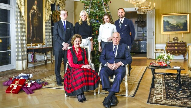 König Harald und Königin Sonja mit Kronprinz Haakon, Prinzessin Ingrid Alexandra, Kronprinzessin Mette-Marit und Prinz Sverre Magnus auf dem Weihnachtsfoto der norwegischen Königsfamilie (Bild: Lise Åserud / NTB)