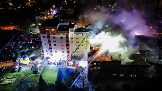 Bei dem Brand in der Nacht zum 3. Dezember gab es vier Verletzte. (Bild: FOTOKERSCHI.AT / KERSCHBAUMMAYR / LEIBETSEDER)
