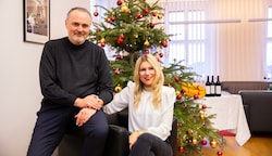 Freuen sich auf das gemeinsame Weihnachtsfest: Landeschef Hans Peter Doskozil und seine Herzdame Julia Jurtschak (Bild: lms)