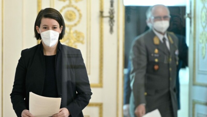 Katharina Reich, Generaldirektorin für die öffentliche Gesundheit, und Generalleutnant Norbert Gehart (Bild: APA/Herbert Neubauer)