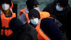 Die Johnson-Regierung will die Gesetze zur Flüchtlingspolitik verschärfen. So sollen britische Grenzschützer dezidiert das Recht erhalten, Flüchtlingsboote im Ärmelkanal zurückzustoßen. (Bild: AFP)