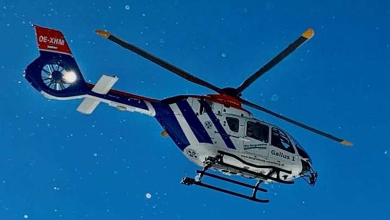 Der Rettungshubschrauber Gallus 1 musste den Holländer aus seiner misslichen Lage retten. (Bild: Bergrettung Vorarlberg, Wucher Helicopter)